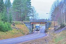 Vägen håller en låg trafiksäkerhetsstandard med många direktutfarter och periodvis högt trafikflöde, vilket resulterar i att vägen är ett olycksdrabbat vägavsnitt.