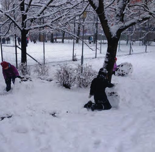 Rullande av snöbollar i Tullgårdsparken. Pulkabacke i Vitabergsparken.