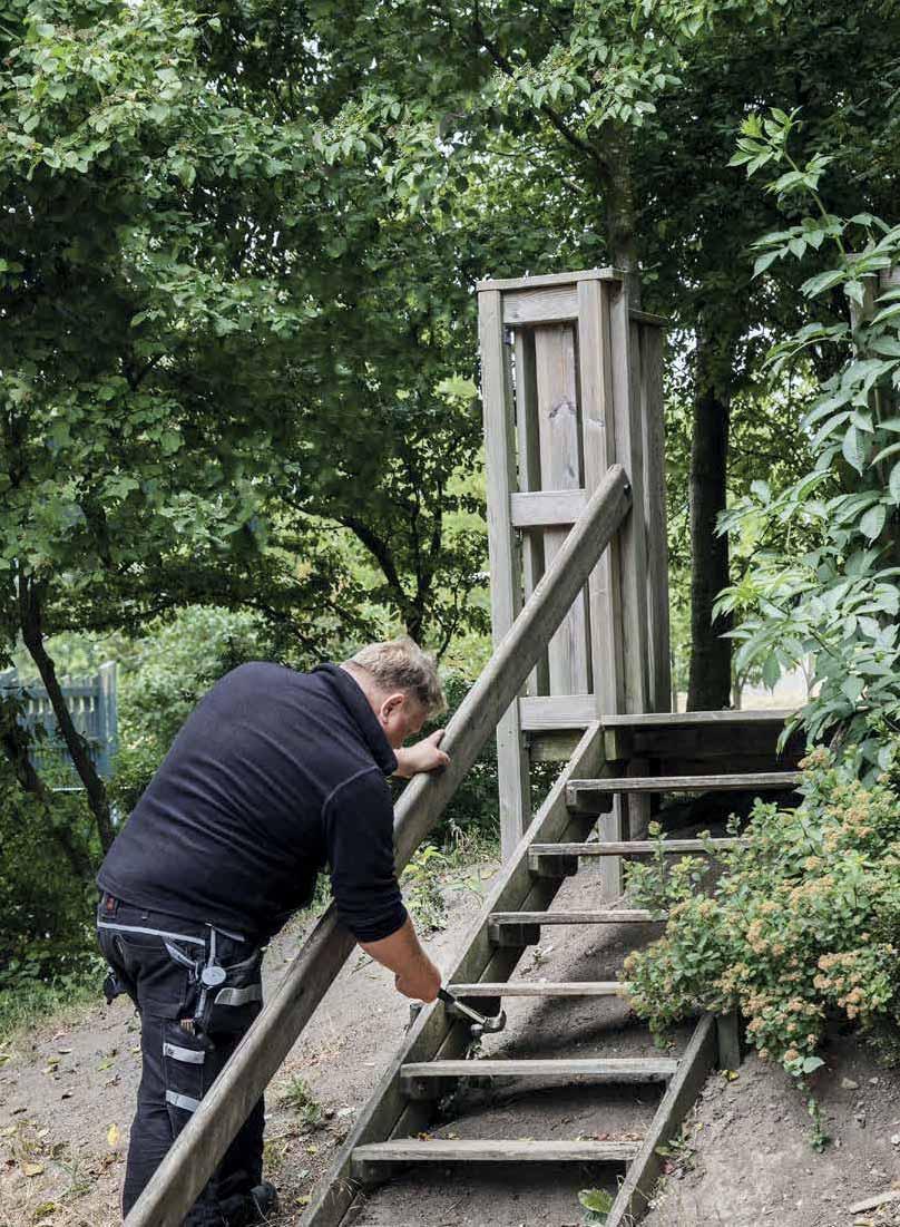 SÅ TAR VI HAND OM VÅRA LEKPLATSER Runt om i våra olika bostadsområden finns närmare 40 lekplatser som vi har ansvar för.
