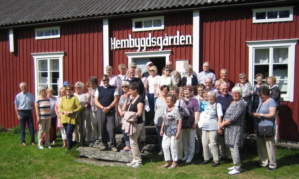 Resenärerna samlade i solskenet framför Hembygdsgården i väntan på lunchen