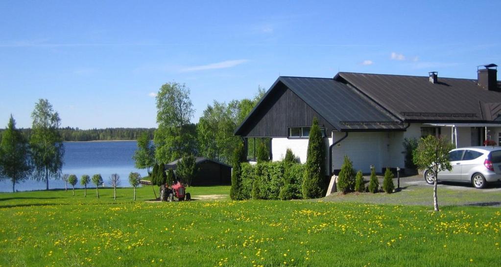 Ulla-Britt och Olof Fors idylliska pensionärsbostad på Petasbacken med Heimsjön