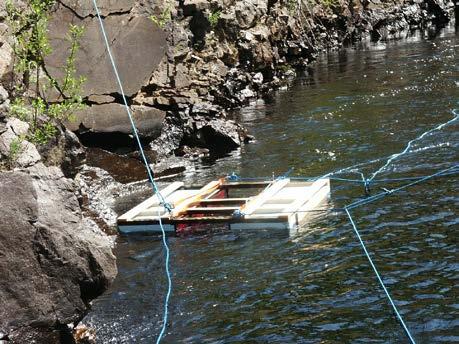 en inuti för att se fisk som simmar igenom och två på utsidan för att se fiskar som simmar vid sidan av anordningen.