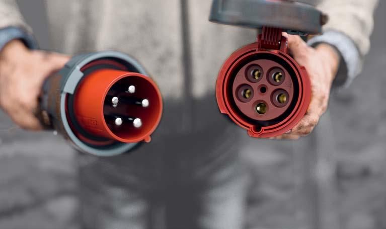 Kräver upp 50 % mindre kraft Enkel att hantera för en person även vid strömstyrkor på till 125 A 1 Exempel: PowerTOP Xtra koppling med X-CONTACT och stickkontakt Praktiska fördelar 01: Enkel
