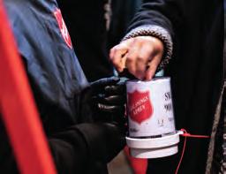 Kårledarnas tips Västar, vantar och mössa De svarta västarna med tydlig stor röd sköld bak och liten röd fram går att vända om ni vill ha den större skölden framtill.