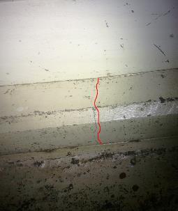 Sprickor uppträder på undergjuten betongyta, runt upplag nr. 2, 3, 4 och 8. Se skiss av sprickor och bild av spricka för upplag nr. 3 i Figur 27.