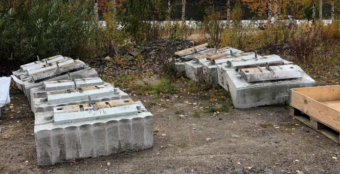 Statisk bärighetsberäkning av statorinfästningen och upptäckten om tillväxt hos sprickbildning låg till grund för beslutet att ta bort befintliga fundament och ersätta dessa. 5.1.