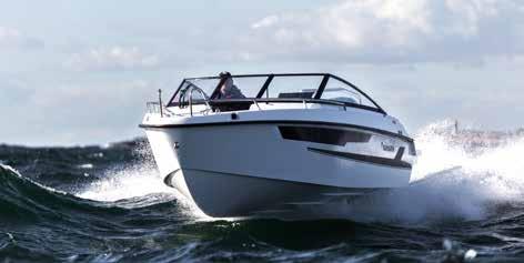 Utrustning utöver standardutrustning Deluxe paket Solbädd i sittbrunn Tvådelat kapell med bågar Trimplan Dubbelbatteri system Bogpropeller Kylskåp Belysning badplattform och sittbrunn Tilt ratt El