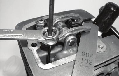 Förbränningskammaren ska rengöras och ventilspelet justeras. Vi rekommenderar att detta utförs av en Shindaiwa-utbildad servicetekniker.
