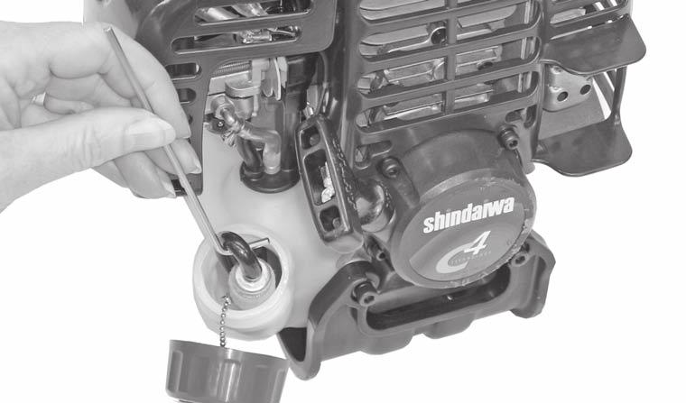OBSERVERA: NGK CMR5H klarar också elektromagnetiska krav (EMC). Ventilspelet ska justeras varje år eller var 135 timme. Vi rekommenderar att detta utförs av en Shindaiwa-utbildad servicetekniker.