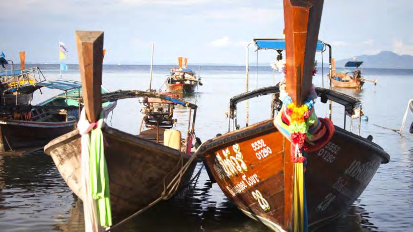 4 PHI PHI-ÖARNA 5 x ta sig runt Inga bilar På Phi Phi Don finns inga vägar för bilar, tuktuks eller mopeder.