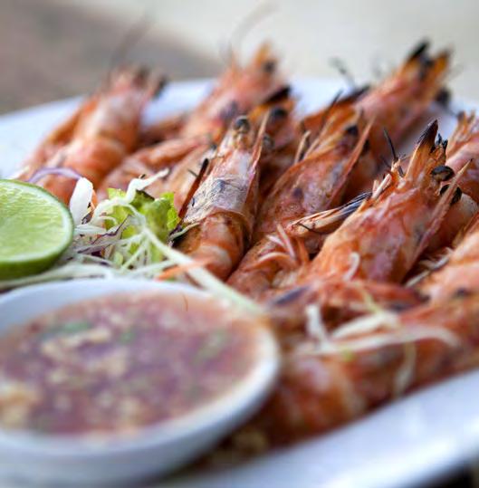 8 PHI PHI-ÖARNA 5 x äta Fisk och skaldjur Återigen maten är en av anledningarna till att jag ständigt återvänder till Thailand. Och då inte minst det som hämtas upp ur havet.