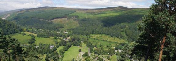 Wicklow Way startar i Clonegal med sina böljande gröna kullar och jordbruksbygd.