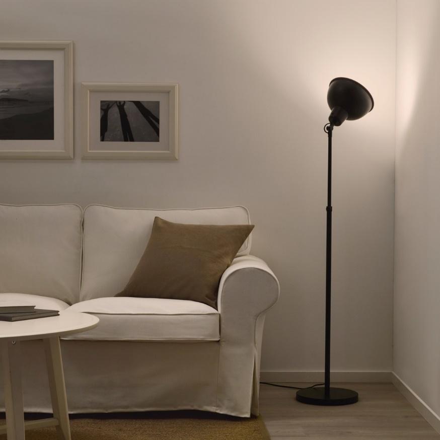 GOLVLAMPOR SKURUP Golvlampa upp, svart 403.260.06 med LEDARE LED Ljuskälla E27 600 lumen 803.887.52 Pris 270,40 kr exkl.