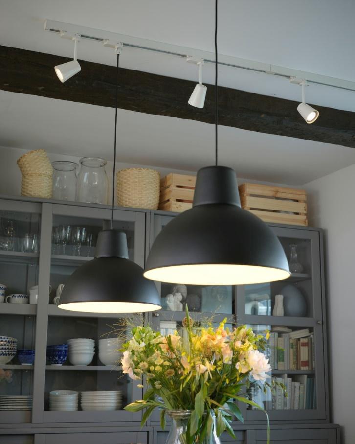 TAKLAMPOR SKURUP Taklampa, svart 804.071.14 med LEDARE LED Ljuskälla E27 600 lumen 803.887.52 och KOPPLA lamppropp 620.052.10 Pris 174,40 kr exkl.