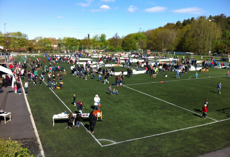 3 mot 3 utan sarg Ålder: 6-7 år Antal spelare: 3 mot 3 Planstorlek: 15*12 m Målstorlek: 1,5*1 m Bollstorlek: 3 Speltid/garanterad speltid: 4*3 min - Sammandrag 4 matcher/24 min Antal spelare: 6