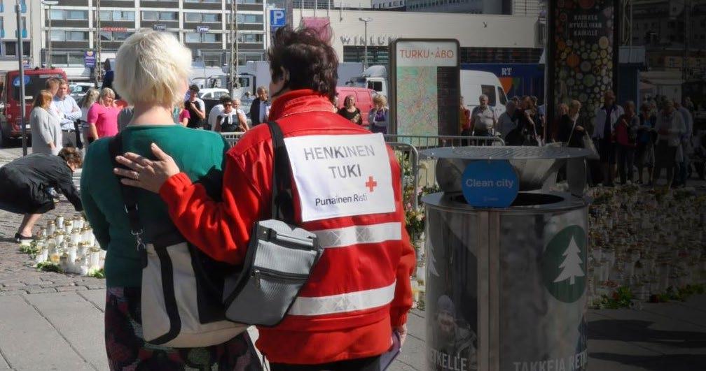 Psykiskt stöd i nöd Frivilliga bistår myndigheter i akuta olyckor bland annat vid spaningar och utdelning av hjälpartiklar.