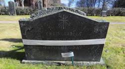 Anneberg Famijegrav H019 Enkel stående vård med hemvist och text