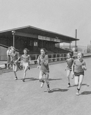 Målstolparna var skänkta av Waggonfabriken. Miniatyrfotbollen hade man själva samlat ihop till. Efter fyra år, 1913, övergavs den första fotbollsplanen. Istället intogs Heden.