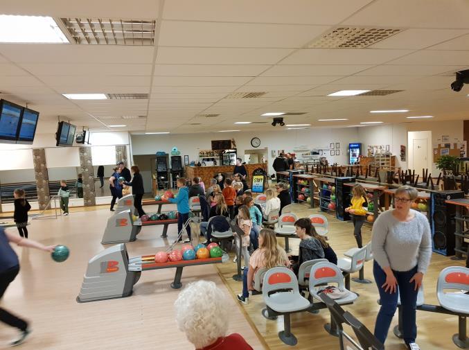 Bowlingen 2019 Tomas, Sófia och Lars var några av dem som deltog på bowlingen denna kväll.