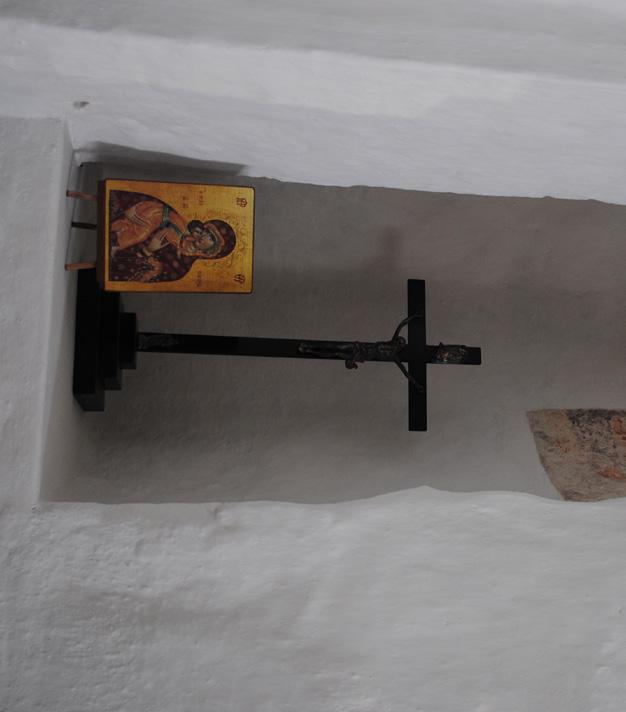 När jag tittar noga kan jag se att han har en bok i sin hand. Det tyder på att han har skrivit. Evangelisterna Matteus, Markus, Lukas och Johannes, är ofta avbildade med en bok och skrivdon.