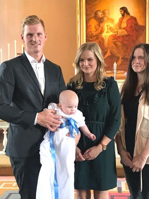 Algot en ny medlemm i Brolinsläkten Föräldrarna Daniel Pettersson och Hanna Johansson hade valt att ge sin son, Algot, född den 7/4 2016 namnen ALGOT Bror Arne,