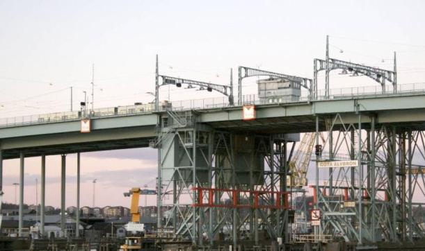 Förändringen Göta älvbron (1939-2022) Segelfri höjd: 18,3 m Öppnas på plats från