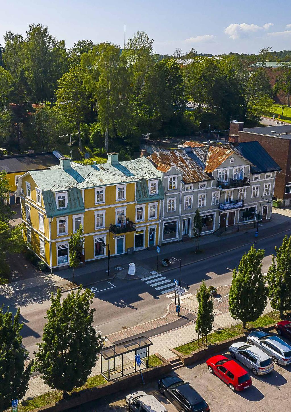 I centrum finns flerbostadshus med fasader i rött tegel, stadshuset och medborgarhuset är andra exempel på tidstypiska byggnader från denna tid.