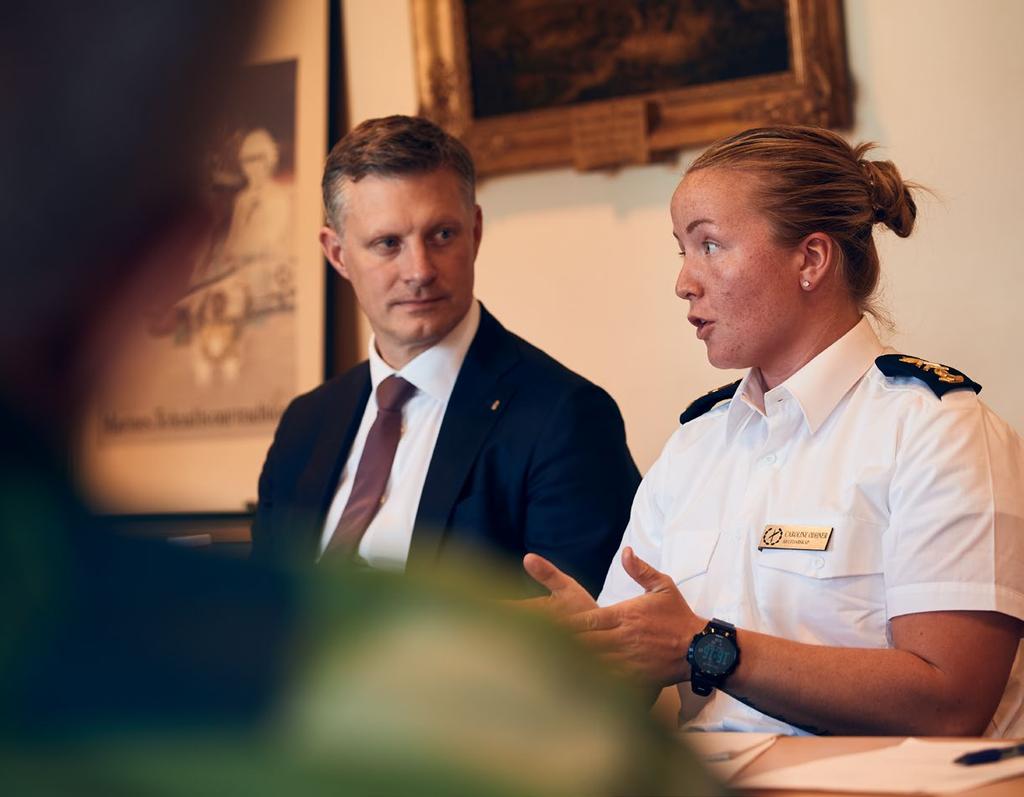 Samordningsmöte om kursen ledarskap 1 inom ramen för officersprogrammet. Kadetten Caroline Odhner tillsammans med Robert Egnell.