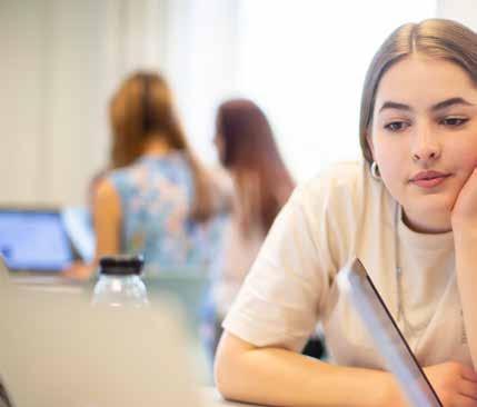 KATEDRALSKOLAN FRÅN A Ö Adressändring Meddela elevexpeditionen studieadress och adressändring om du flyttar. Bibliotek Katedralskolan har ett eget bibliotek. Öppettider måndag fredag kl. 08.00 16.