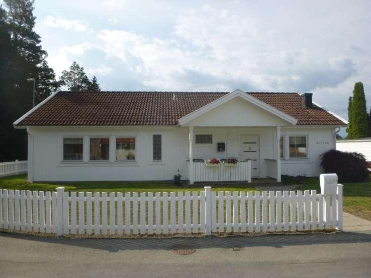 Byggnadsbeskrivning Bostadsbyggnad Byggnadsår/ ombyggnadsår: 1979 / Hustyp/antal våningar: 1-plans hus Taktyp, takbeläggning: Sadeltak med underlagstak av masonit och yttre taktäckning av betongpanor.