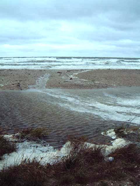 Uppströms sandstranden rinner ån i ett rakt lopp ca 75 m och är relativt bred och lugnflytande.