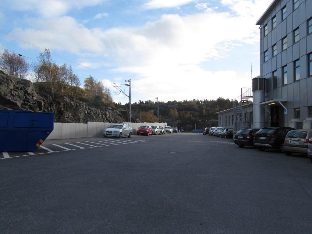 Figur 9. Parkeringsplats bakom Abbahuset med skyddsmur för parkerade bilar.