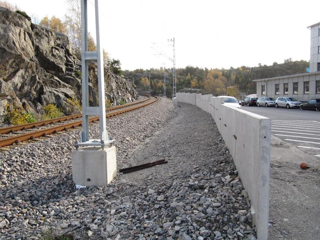 Området mellan järnvägen och skyddsmuren är utformat som ett dike där vätskeutsläpp från