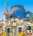 Modernistabyggnader 45 Casa Batllós färgglada fasad la Santa Creu i de Sant Paus paviljonger är rikligt utsmyckade med mosaik, målat glas och skulpturer av Eusebi Arnau.