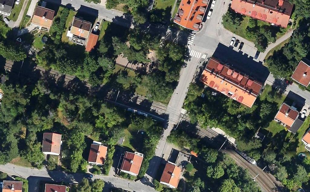 Nockebybanan och Sigurdsvägen möts i en plankorsning vid planområdets sydöstra hörn.