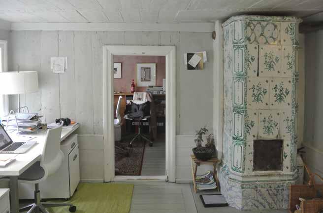 STENHUSETS FASTA INREDNING VISAR HUR EN ENKEL, BORGERLIG MILJÖ KUNDE SE UT UNDER 1700-1800-TALET. FOTO: J. MALMBERG. huset fick nytt tegeltak.