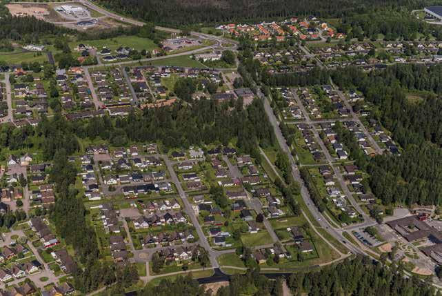 .. BEBYGGELSE Vid ramtagadet av detaljplae as tre byggader iom plaområdet. Byggadera ärdigställdes mella mitte av 0- och börja av 0-talet.