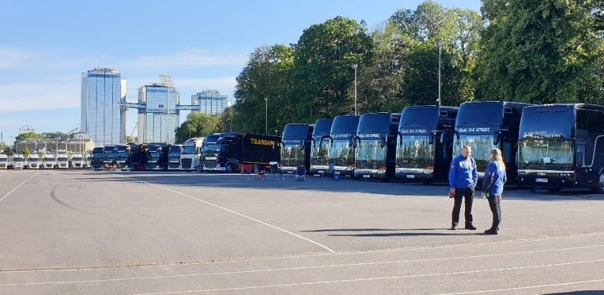 Då vändmöjlighet saknas vid intaget, förutsätts alla lastbilar att backa i prånget mellan Scandinavium och Valhallabadet, vilket inte är en optimal lösning.