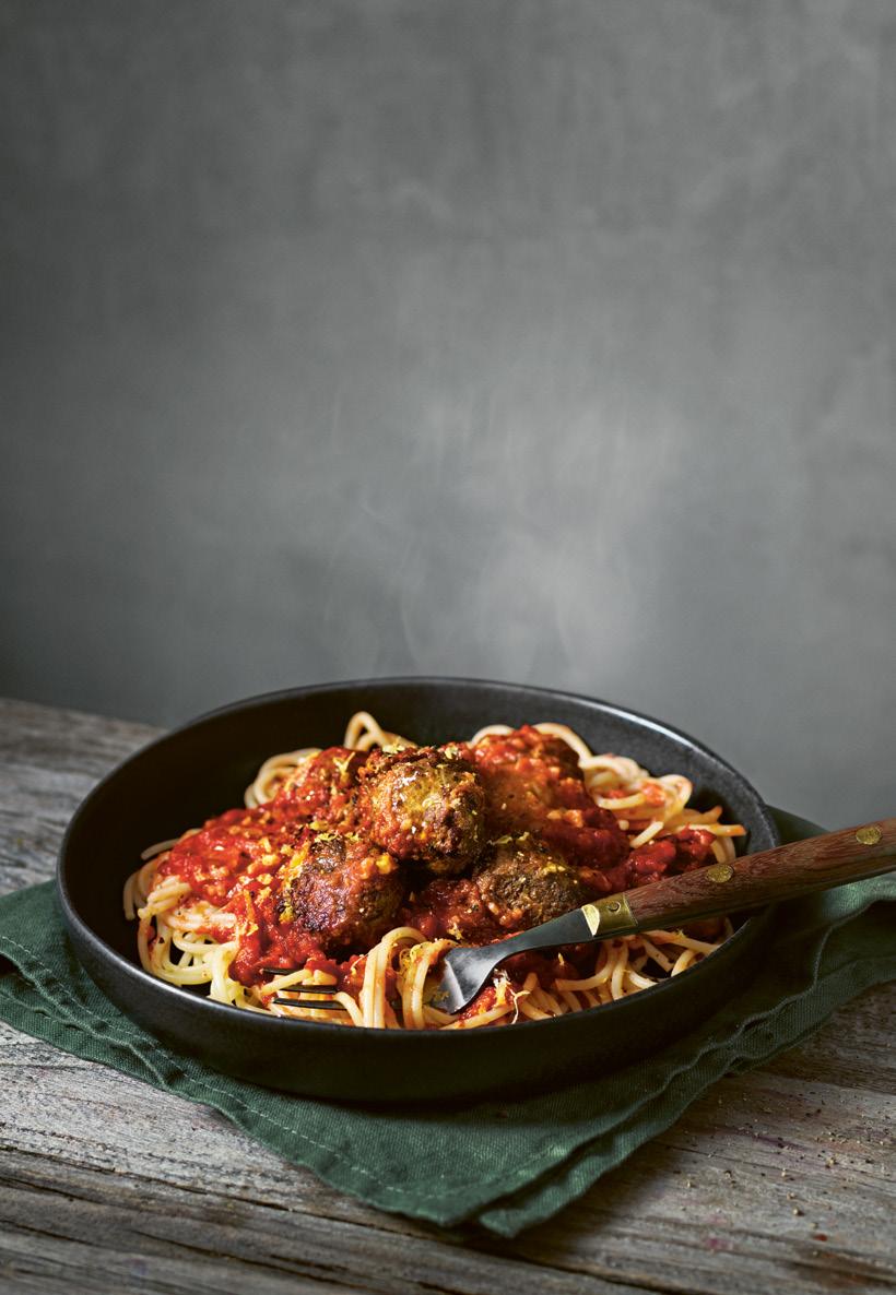 1 tim Kyckling med fänkål och apelsin Ugn: 0-225 45 Köttbullar half and half med spaghetti och tomatsås 1 kg frysta kycklingklubbor, tinade 1 msk olivolja ½ tsk svartpeppar 1 gul lök 1 fänkål 2 ½ dl