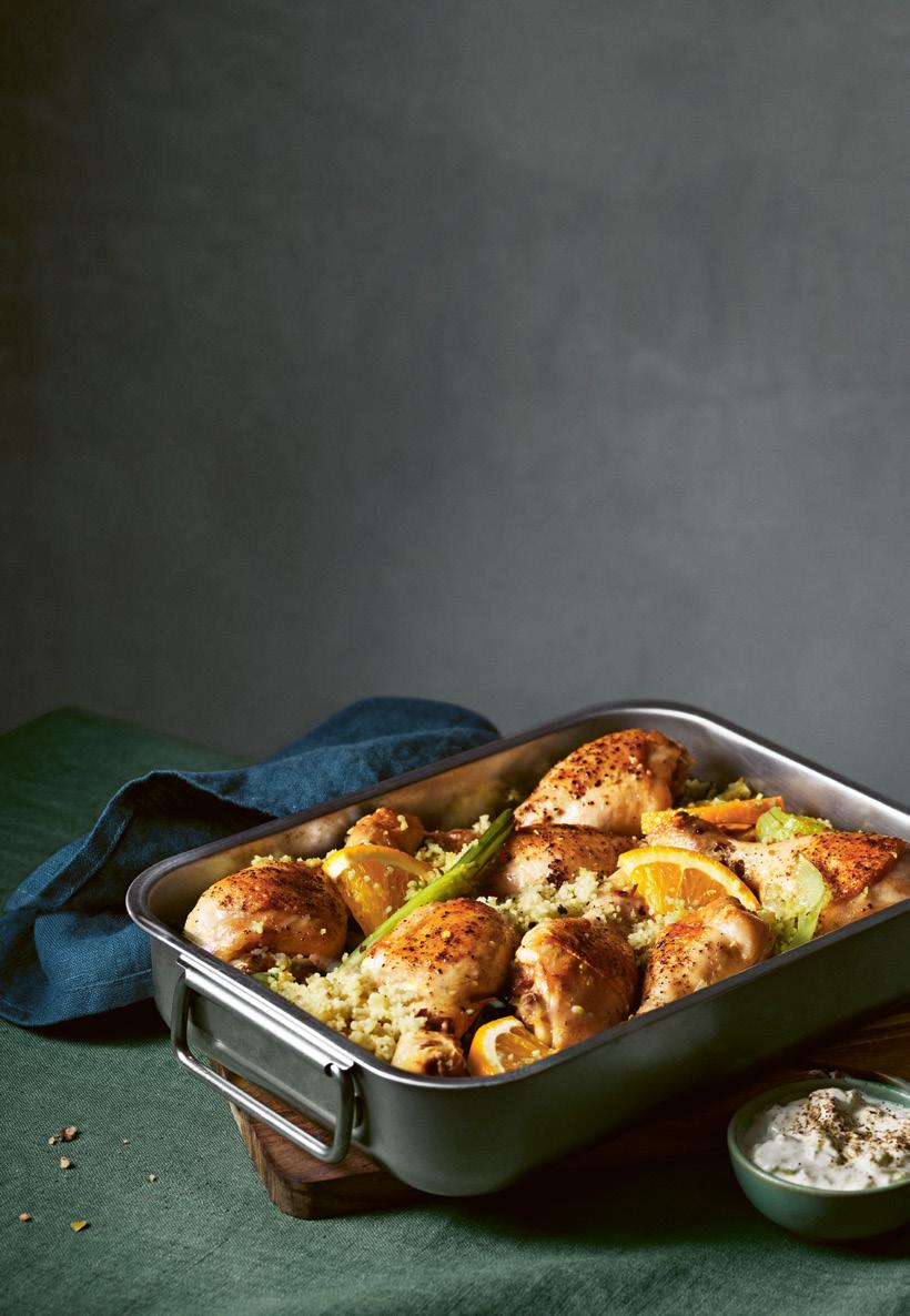 Pensla kycklingklubborna med olja och krydda med salt och peppar. Lägg i en ugnsform och rosta högt upp i ugnen ca. Skär lök och fänkål i stora klyftor och lägg bredvid kycklingklubborna.