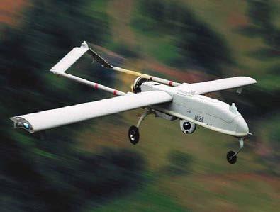 Sidan 38 av 45 Figur 21-23 utvisande exempel på UAV-farkoster, vänster bild, UAV 05 A Svalan (vikt 450 g), bild mitten UAV 05 B Korpen (vikt 5,85 kg), höger bild UAV 03 Örnen (vikt 170 kg).