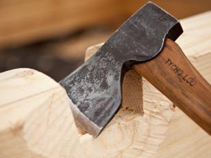 LOGOSOL annordnar timringskurser där du under en veckas tid får lära dig fräsa och timra hus med den vackra siljansknuten. Det knutade hörnet på bilden är gjort av kursdeltagare.