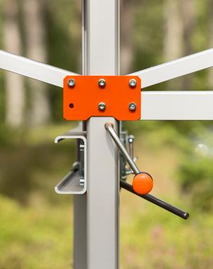 Inställningen av stockhyllorna sker i fasta lägen på en fjärdedels tum med ett smidigt självlåsande klicksystem. På så vis ställer du snabbt in exakta mått genom hela uppsågningen av stocken.