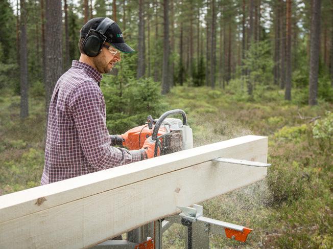 Från stock till bräda med KEDJESÅGVERK Tänk på att Toppändans stockhylla ställs oftast högre än rotändas när stocken börjar sågas. Hyllorna ställs oftast på samma höjd när en sågad yta ligger nedåt.