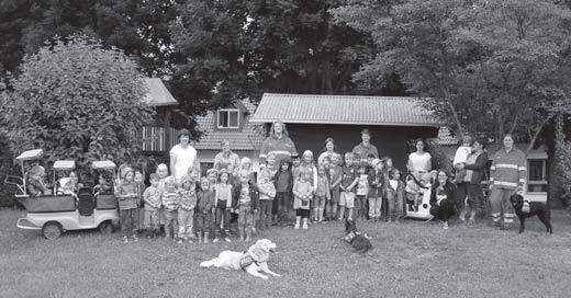 Tierischer Besuch im Bachtal-Kinderhaus Die Rettungshunde vom DLRG Augsburg FINJA-MIA und SEDI mit ihren Besitzerinnen.