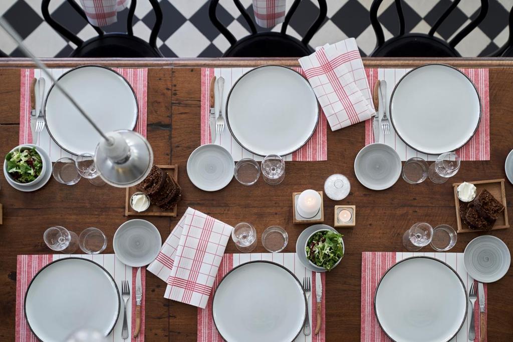 Affärsområde Table Top Q3 AFFÄRSOMRÅDE TABLE TOP Table Top riktar sig mot fullservicerestauranger, hotell och catering och marknadsför i huvudsak servetter, dukar och ljus för det dukade bordet.