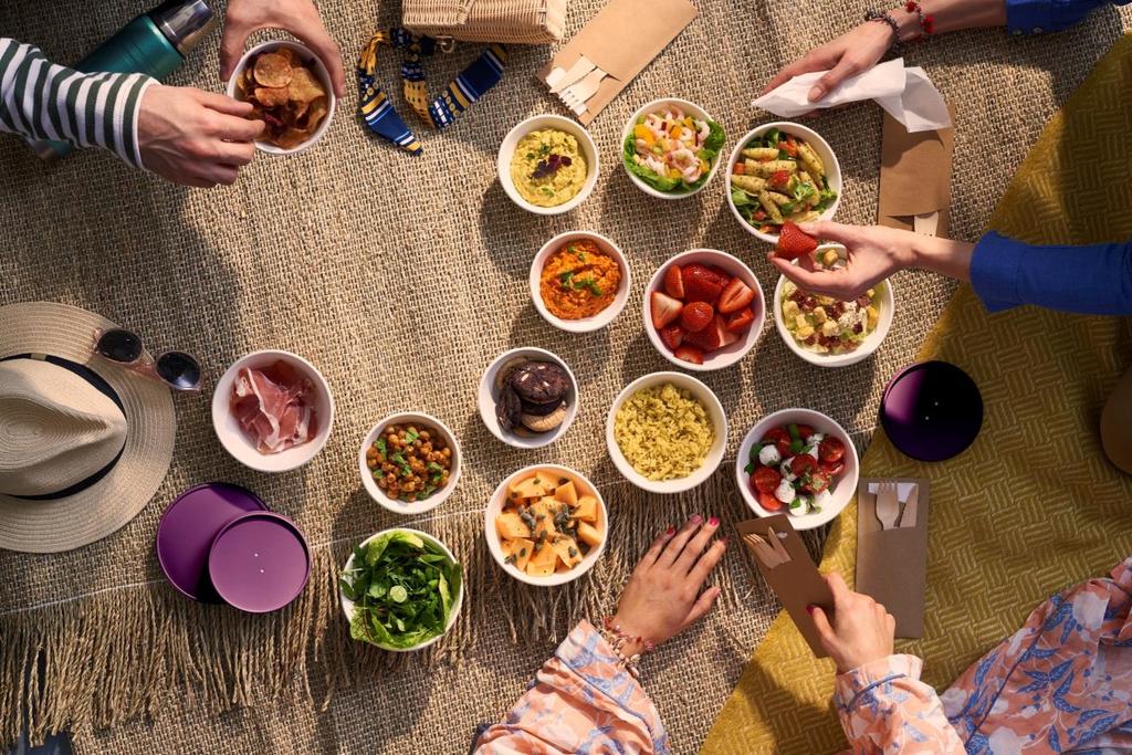 Affärsområde Meal Service Q3 AFFÄRSOMRÅDE MEAL SERVICE Affärsområde Meal Service erbjuder koncept för måltidsförpackningar och serveringsprodukter för exempelvis take-away, färsk färdigmat och