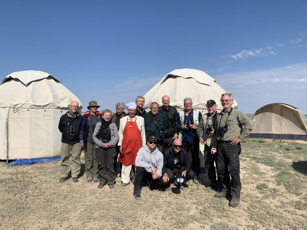 Hela gruppen på tältcampen vid Kanchengel i Taukumöknen med vår lokala guide Svetlana och campens kock. INLEDNING Det här blev Avifauna Naturresors fjärde resa till Kazakstan.