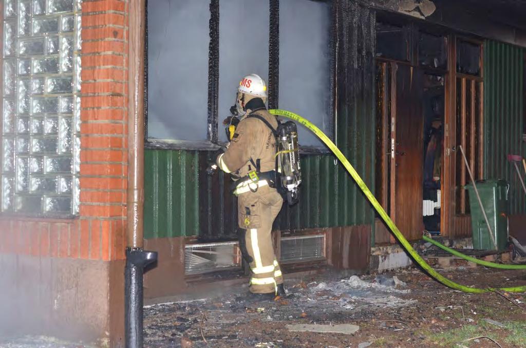 flygbränder till närliggande träbyggnader, den kraftiga rökutvecklingen som oroade