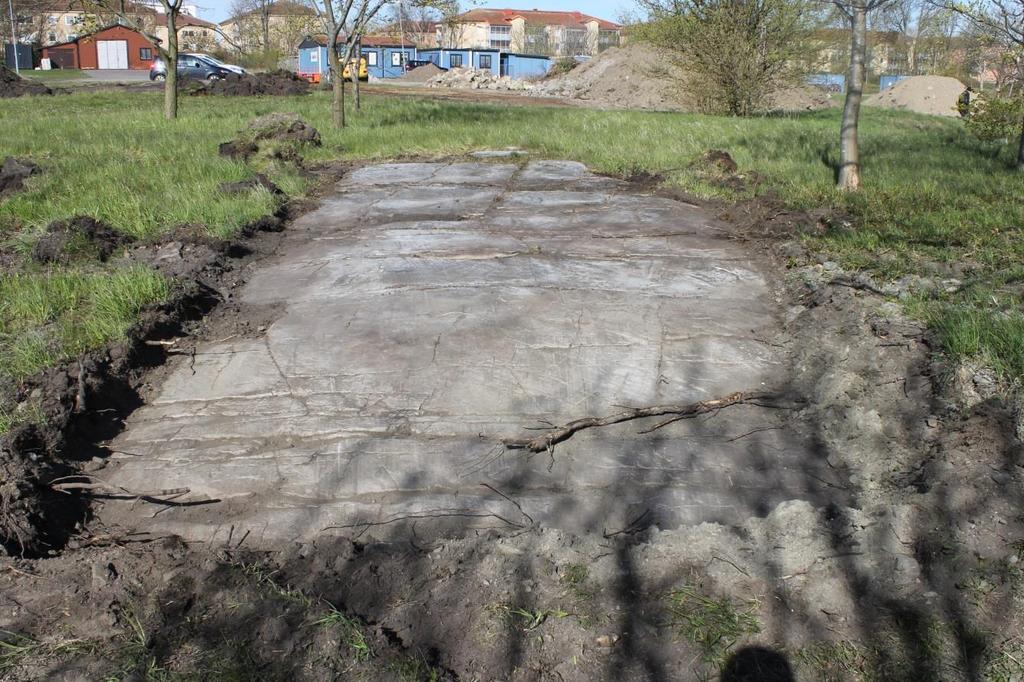 Vid förundersökningen påträffades inom samma område som RAÄ Simrishamn 47 en retuscherad flintspets, avbruten i båda ändarna (fnr. 32668:3).